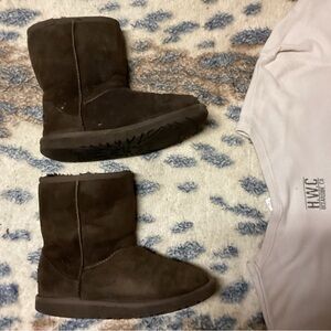 UGG WOMENS BROWN BOOTS.